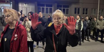 Leskovčani poručili policiji: „I mi snimamo vas!“ – protest podrške Dijani Hrki ispred SNS-a