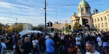 Haos ispred Skupštine: Uhapšen prevoznik niških studenata, autobus zaplenjen – studenti tvrdili da su „kidnapovani“