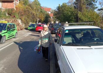 Na putu do groblja, automobili na trotoaru, a pešaci ulicom