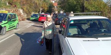 Na putu do groblja, automobili na trotoaru, a pešaci ulicom