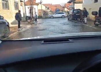 Velika havarija na vodovodnoj mreži polavila nekoliko ulica u Leskovcu, biće potrebno vreme da se voda povuče – VIDEO