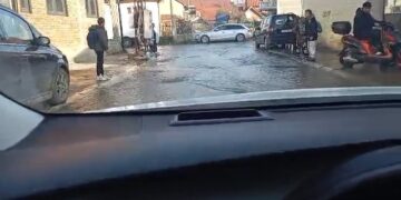 Velika havarija na vodovodnoj mreži polavila nekoliko ulica u Leskovcu, biće potrebno vreme da se voda povuče – VIDEO