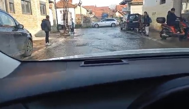 Velika havarija na vodovodnoj mreži polavila nekoliko ulica u Leskovcu, biće potrebno vreme da se voda povuče – VIDEO