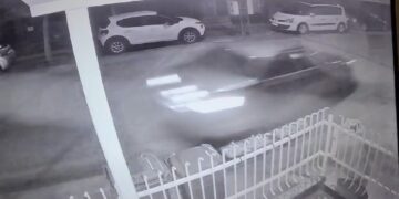 Vozač BMW-a se zakucao u parkirani automobil i pobegao sa mesta nezgode u Leskovcu – VIDEO