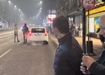 Incident na skupu podrške studentima u Leskovcu: Taksistkinja pokušala da probije blokadu – automobilom na građane i novinare