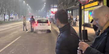 Incident na skupu podrške studentima u Leskovcu: Taksistkinja pokušala da probije blokadu – automobilom na građane i novinare