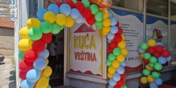 Ljudi koji menjaju detinjstva: Udruženje „Partnerski za obrazovanje“ predstavilo rezultate pet uspešnih projekata u 2025. godini