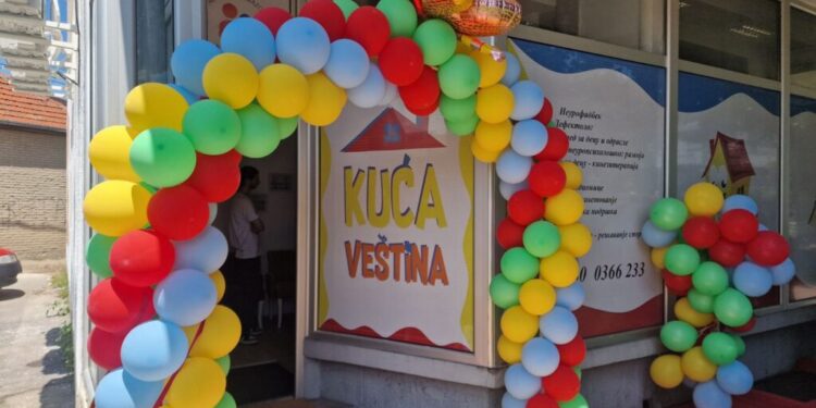 Ljudi koji menjaju detinjstva: Udruženje „Partnerski za obrazovanje“ predstavilo rezultate pet uspešnih projekata u 2025. godini