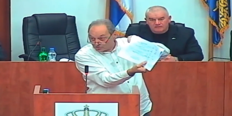 Ko je ovde lud osim građana?! Cakić optužuje vlast za manipulaciju troškovima rasvete: „Milioni nestaju, sijalice pregorevaju“