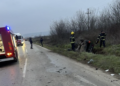 Nakon sudara vozilo sletelo u jarak: Dva vozača povređena, vatrogasci izvlačili osobu iz vozila