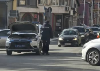 Policijski automobil u kvaru izazvao saobraćajni haos u centru grada