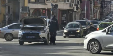 Policijski automobil u kvaru izazvao saobraćajni haos u centru grada