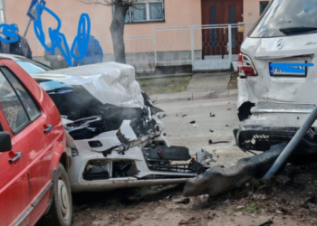 Lančani sudar na bulevaru: Audi udario u više parkiranih vozila, povređeno pet osoba
