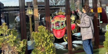 Magija praznika na izlozima koje godinama oslikava leskovačka umetnica Jelena Cvetković