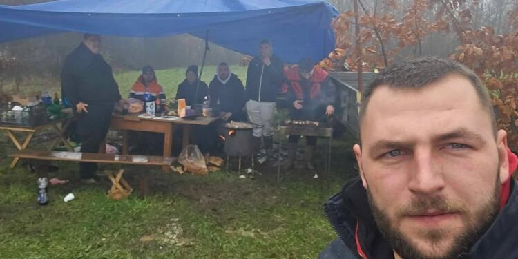 Po badnjak i po kiši: Leskovački domaćini i omladinci čuvaju običaje
