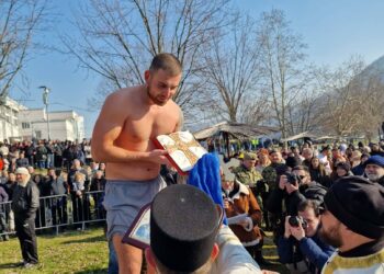 Milan Dimitrijević iz Vinarca prvi doplivao do Časnog krsta u Vlasotincu
