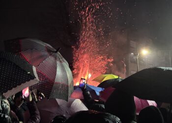 I pored kiše, stotine vernika na paljenju badnjaka u Leskovcu