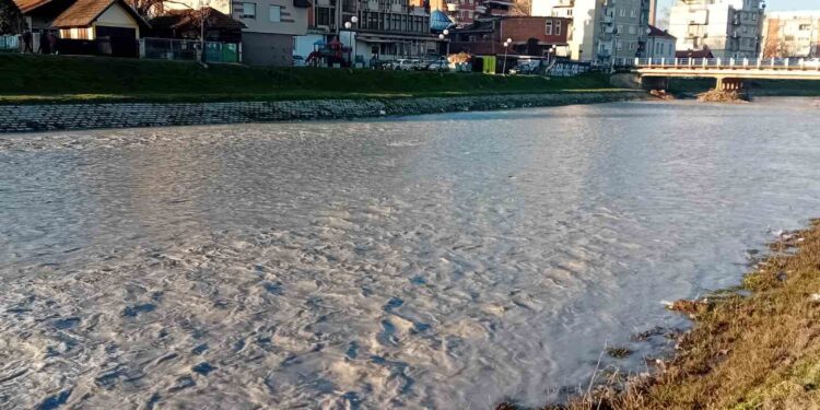 Kao da teče asfalt kroz centar Lebana: Reka Jablanica potpuno promenila boju