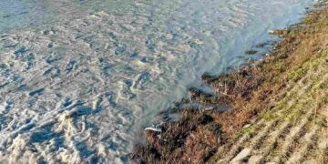 Kao da teče asfalt kroz centar Lebana: Reka Jablanica potpuno promenila boju