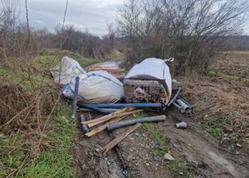 Put između Ohridskog naselja i „Slavka Zlatanovića“ zatrpan smećem