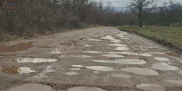 Meštani Nove Topole još nisu ušli u 21. vek: Po snegu i blatu zimi, bez vode leti