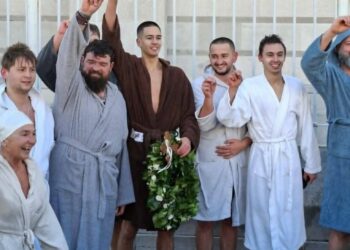 A u Trstu, krst u rukama Pavla Ulamovića, momka koji vuče korene i iz Lebana