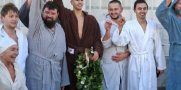 A u Trstu, krst u rukama Pavla Ulamovića, momka koji vuče korene i iz Lebana