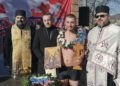 Petar Novković prvi doplivao do Časnog krsta