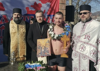Petar Novković prvi doplivao do Časnog krsta