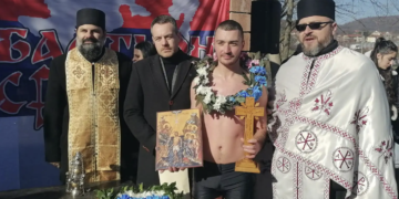 Petar Novković prvi doplivao do Časnog krsta