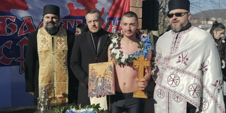 Petar Novković prvi doplivao do Časnog krsta