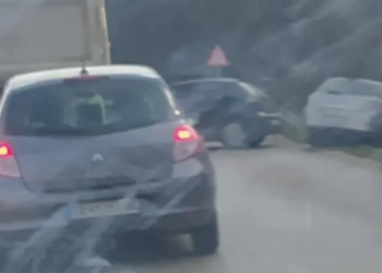 Sudarila se dva vozila, jedno sletelo u jarak