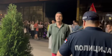Invalid iz Leskovca pred Prekršajnim sudom zbog navodnog vređanja policajaca na protestu: „Sveti mi se načelnik jer sam ga razotkrio“