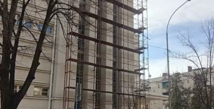 Tončev postavio skele na zgradi Gimnazije, sanacija ipak bez nove fasade