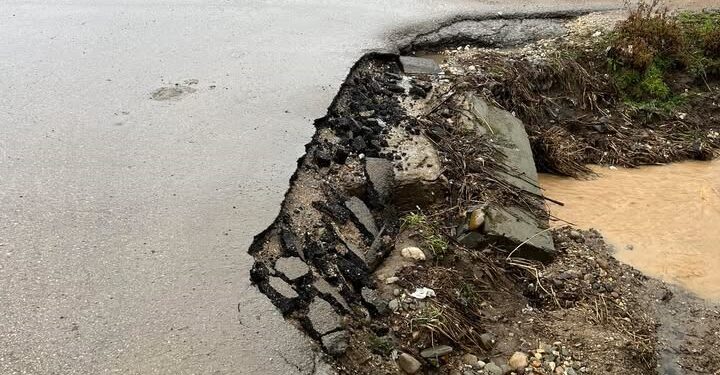 Dugo je i trajao: Roni se tanki asfalt u ulici koja povezuje Vinarce i Donje Stopanje
