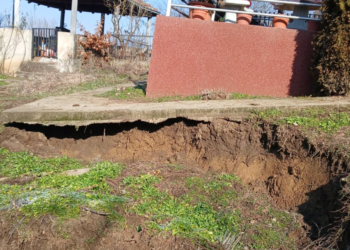 „Još jedan ekser u srce“: Klizište nakon radova na atarskom putu oštetilo grob mladića u Presečini