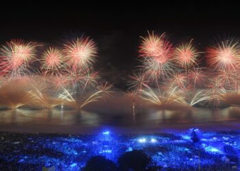 Nova godina stigla u sve delove sveta: Dočekana na trgovima, ulicama i plažama