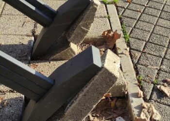 Seo na novopostavljenu klupu u centru Leskovca, ona se prevrnula i povredila ga