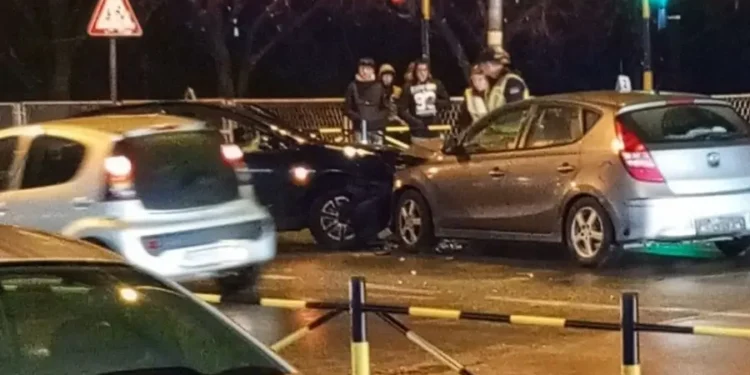 Sudar dva automobila u centru grada, pričinjena veća materijalna šteta