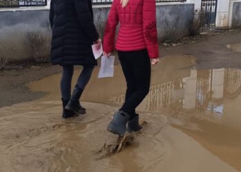 Bez čizama se ne izlazi iz dvorišta: Balkanska ulica godinama čeka asfalt