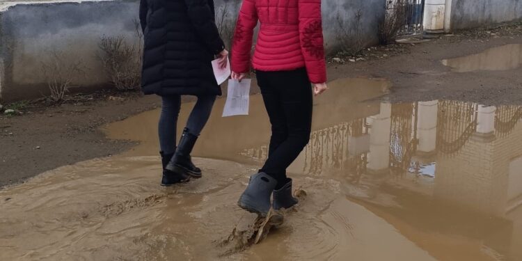 Bez čizama se ne izlazi iz dvorišta: Balkanska ulica godinama čeka asfalt