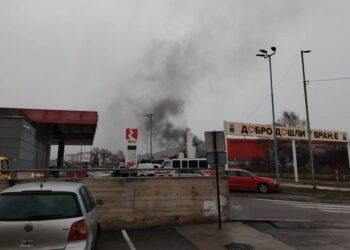 Brza reakcija vatrogasaca sprečila širenje požara u industrijskoj zoni