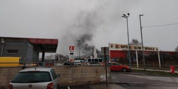 Brza reakcija vatrogasaca sprečila širenje požara u industrijskoj zoni