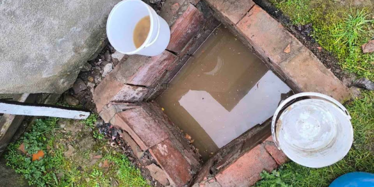 Izlivaju se kanalizacione šahte u naselju Ančiki, građani satima bez pomoći komunalnih službi