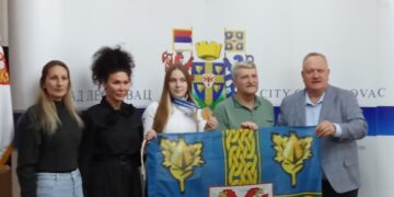 Gradonačelnik, na prijemu za zlatnu Lenu Ristić, obećao po 100 hiljada mladima koji ostvare uspeh na takmičenjima van granica Srbije