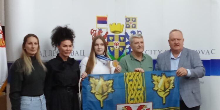Gradonačelnik, na prijemu za zlatnu Lenu Ristić, obećao po 100 hiljada mladima koji ostvare uspeh na takmičenjima van granica Srbije