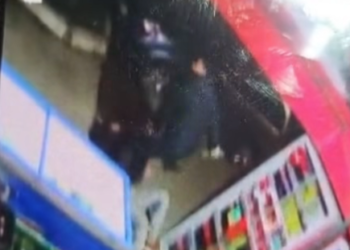 Heroj ili marketinški performans? Šta se krije iza snimka gradonačelnika koji naoružanog pljačkaša izbacuje iz dragstora