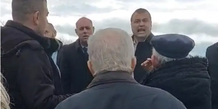 „Lopovi, lopovi“ – meštani Dubova izviždali čelnike opštine Žitorađa (VIDEO)