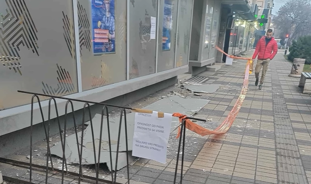 Urušio se deo nadstrešnice u centru Leskovca, a u susednom prolazu -samo što nije