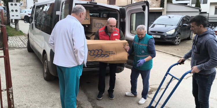 Crveni krst Leskovac donirao invalidska kolica i 135 paketa pelena Ustanovi za odrasle i starije